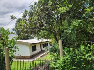 Moderna casa de campo con galería vidriada