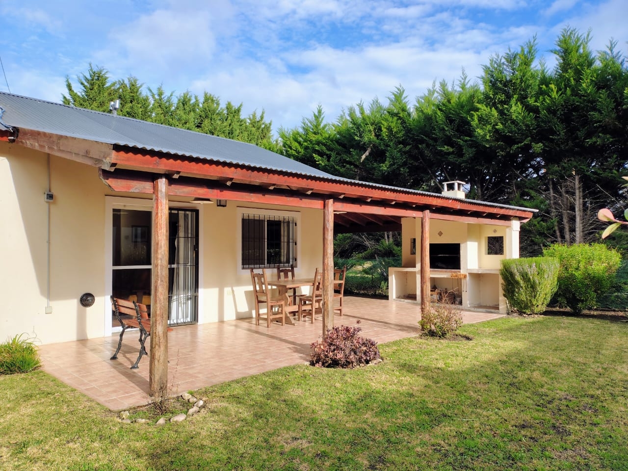 Casa con galería y amplio parque