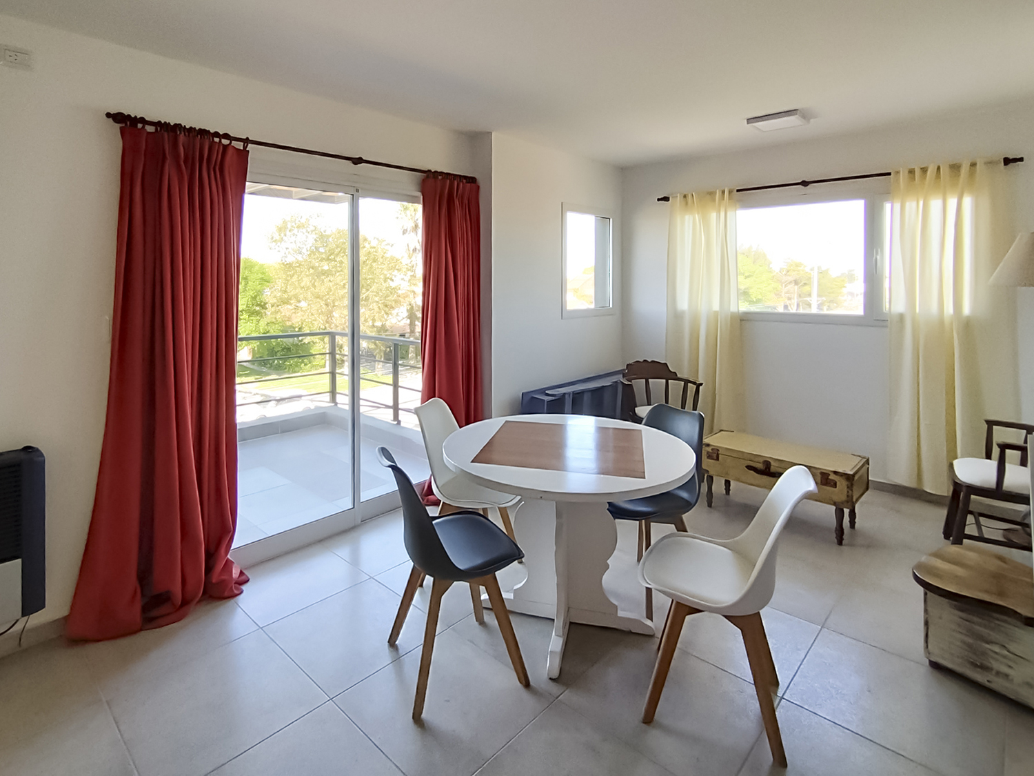 Amplio y luminoso. Cerca del mar, con balcón y parrilla. Estacionamiento interno.