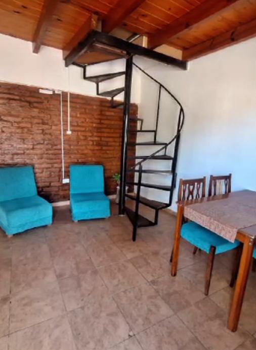 Departamento básico con habitación en el primer piso