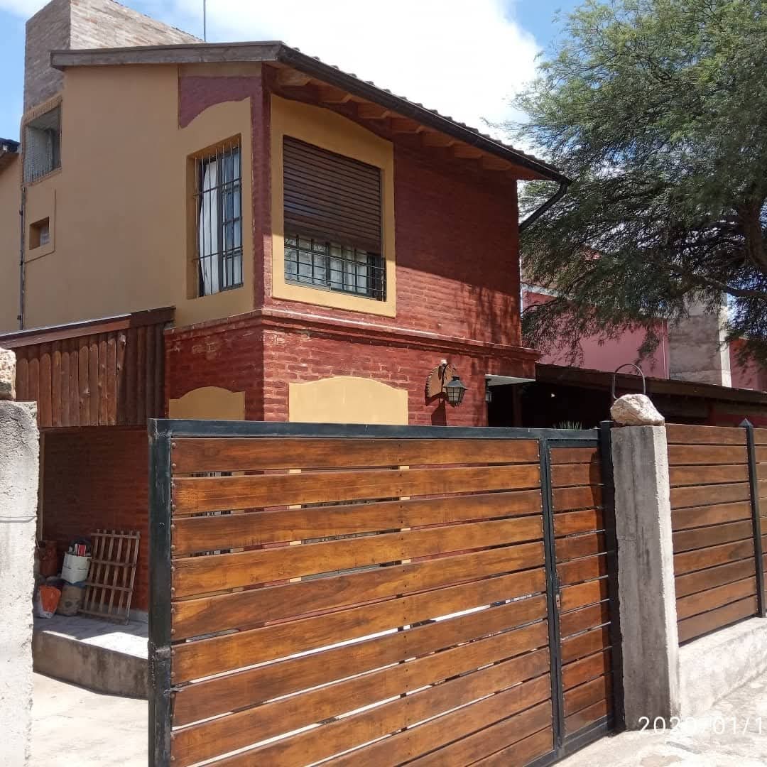 Hermosa casa junto a las Sierras de Córdoba. En el valle de Punilla rodeada de naturaleza , muy tranquila.