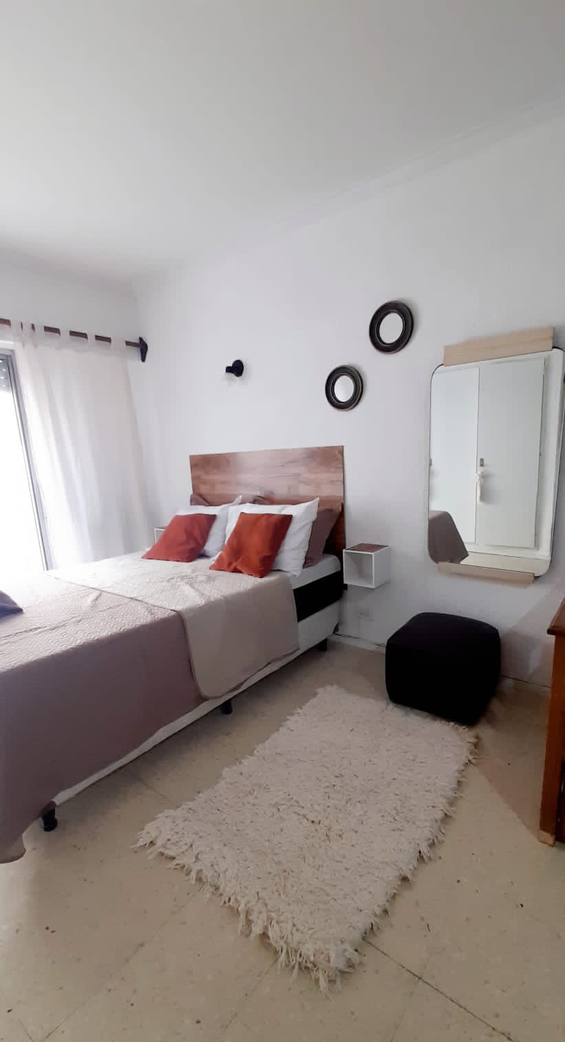 Hermoso departamento de categoría, amplio y muy luminoso. Ubicado en el corazón de la ciudad y a pasos de la playa