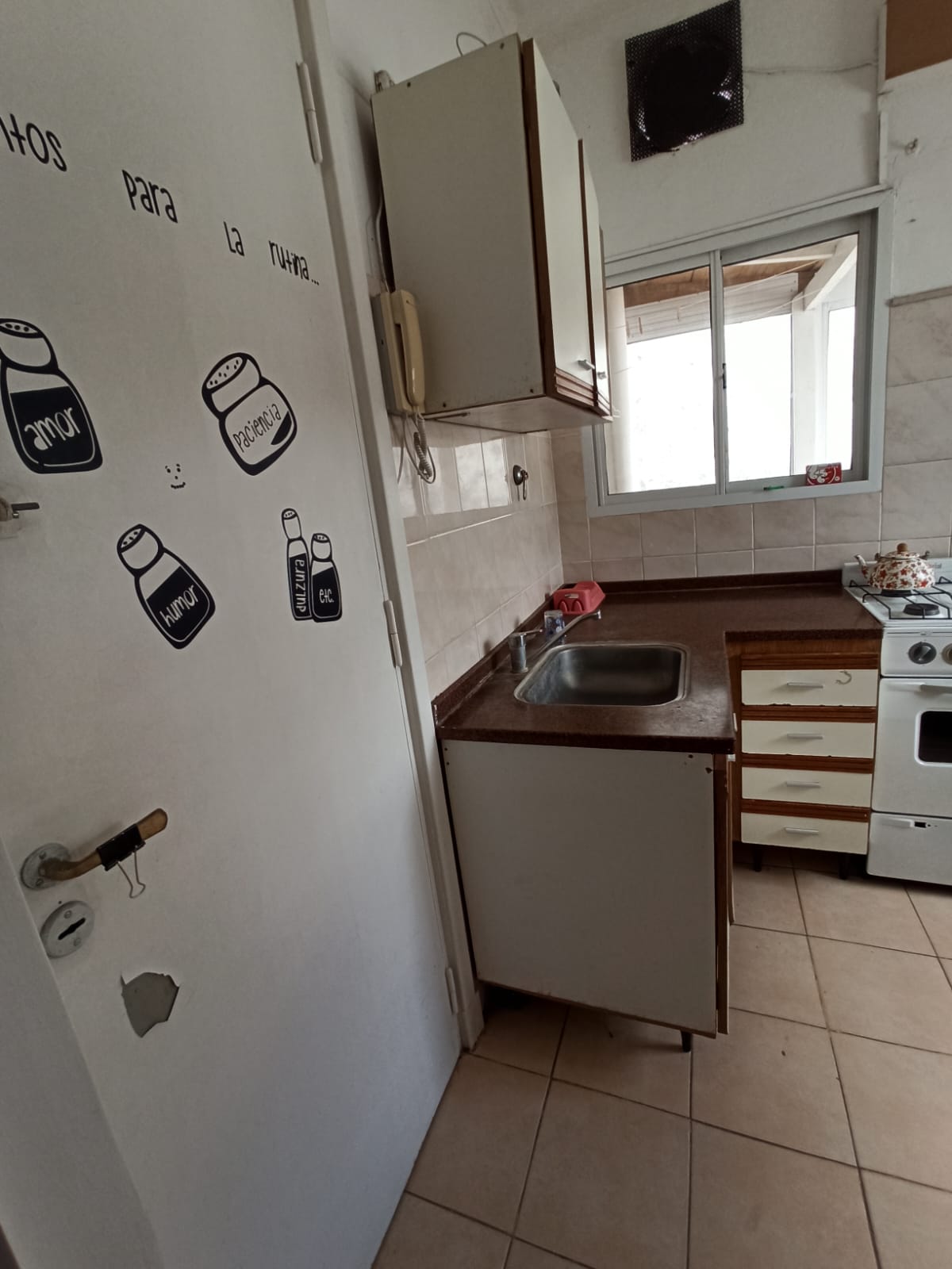 Ph por escalera, primer piso. Excelente ubicación a 6 cuadras de Güemes. Enfrente de la plaza y rodeado de comercios.