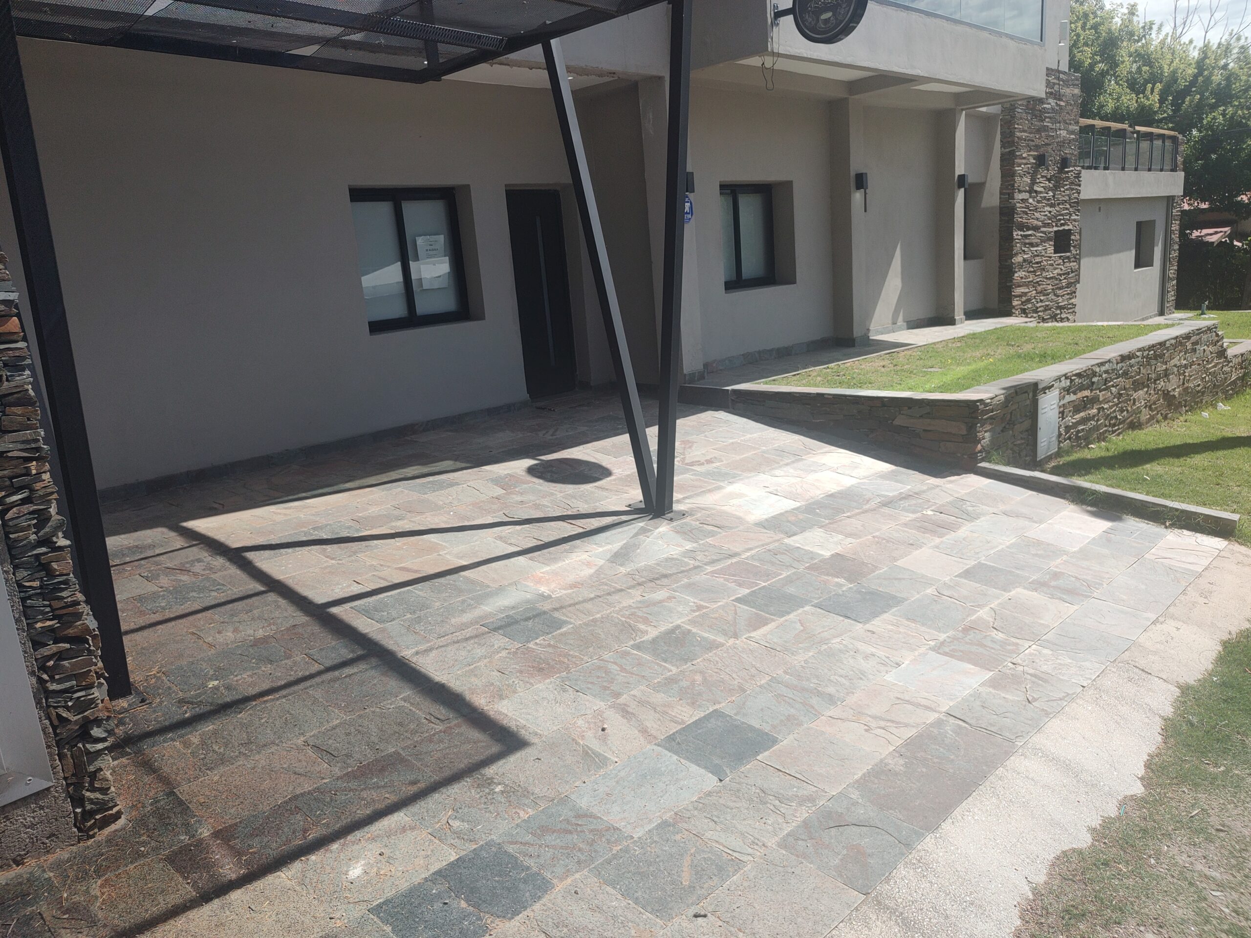 Casa moderna, inaugurada 2025, centro de Trapiche y a dos cuadras del rio