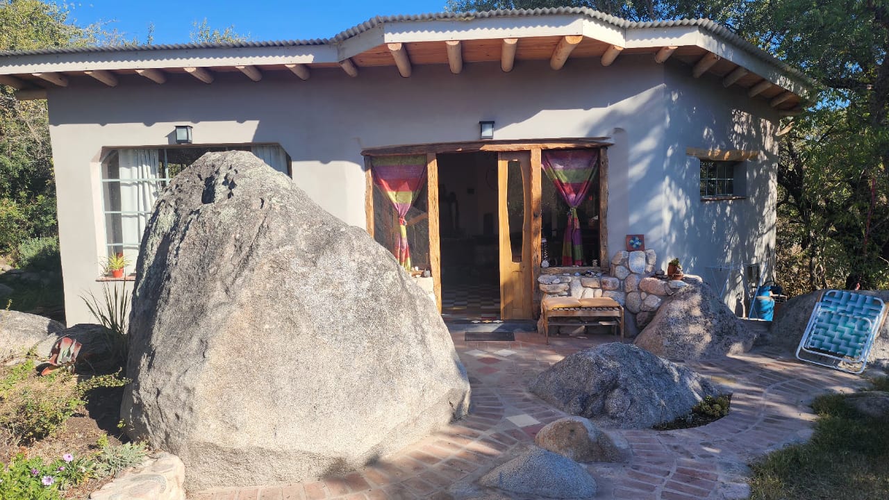 Casa entre sierras, monte nativo, bajada al Arroyo, energía autosustentable