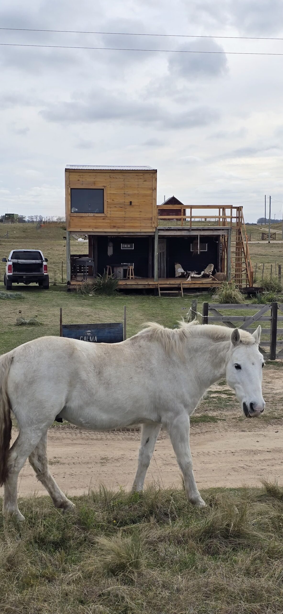 Moderna cabaña de dos plantas para poder lograr ese merecido descanso , además de tener privacidad en la planta alta