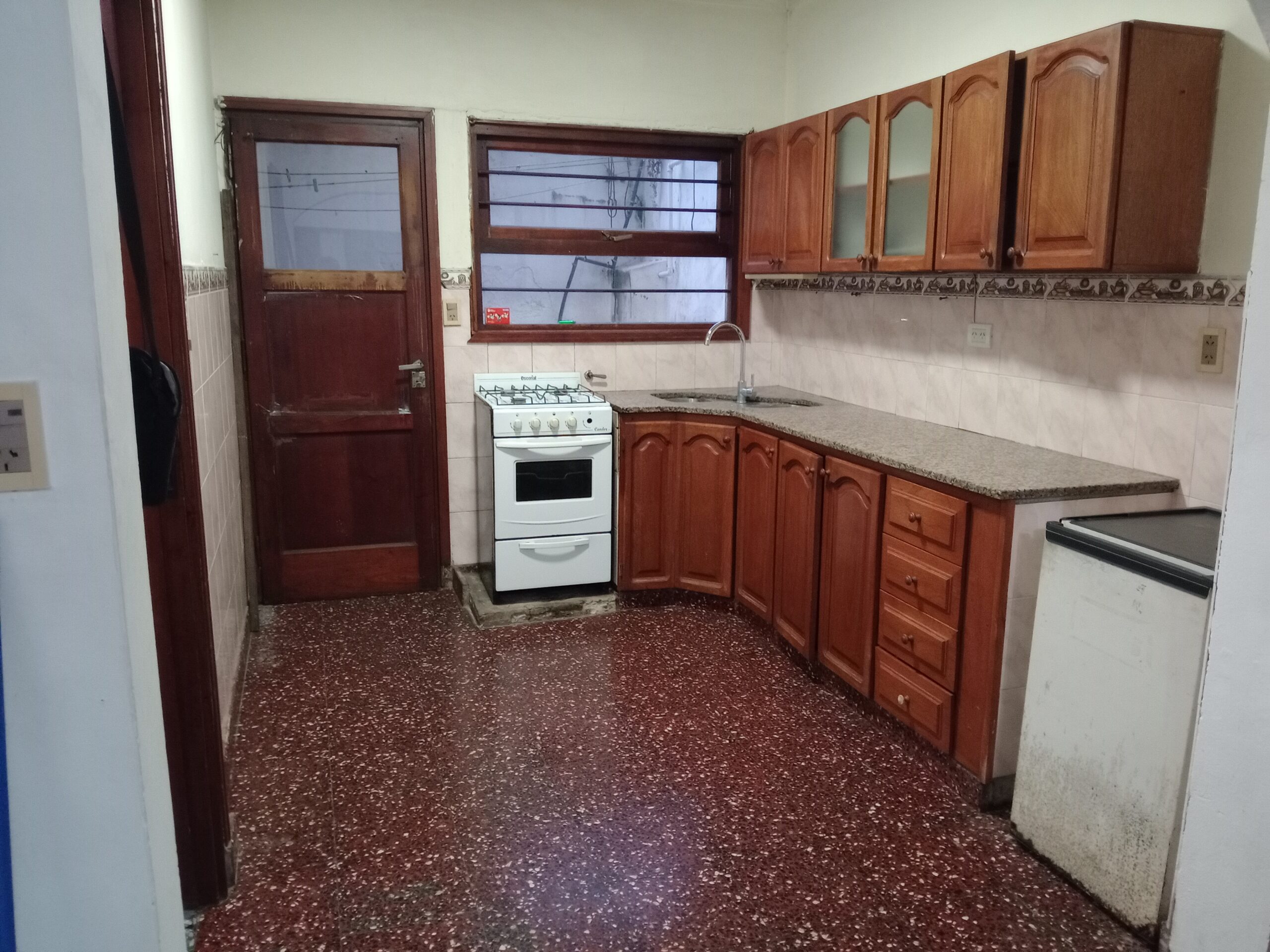 Cómodo departamento, planta baja, muy luminoso.