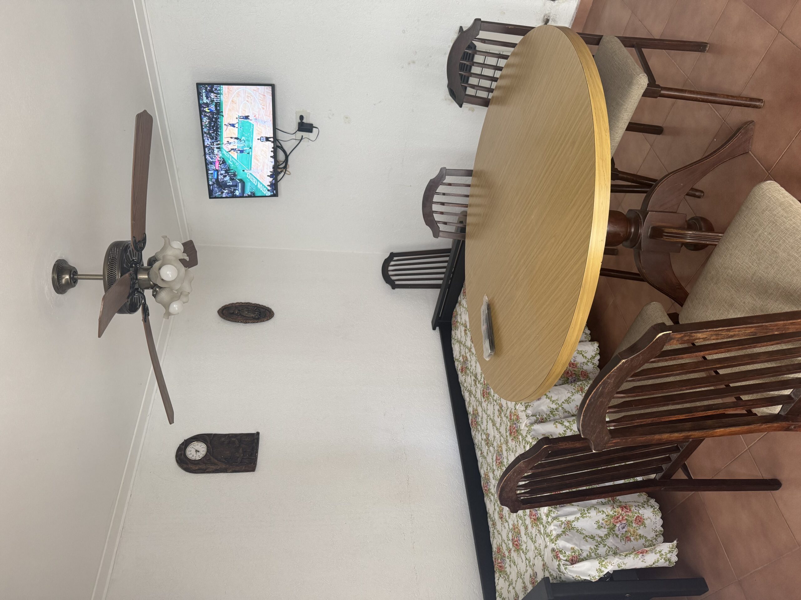 Duplex frente a terminal de ómnibus. A 10 cuadras del centro. Estacionamiento interno y parrilla