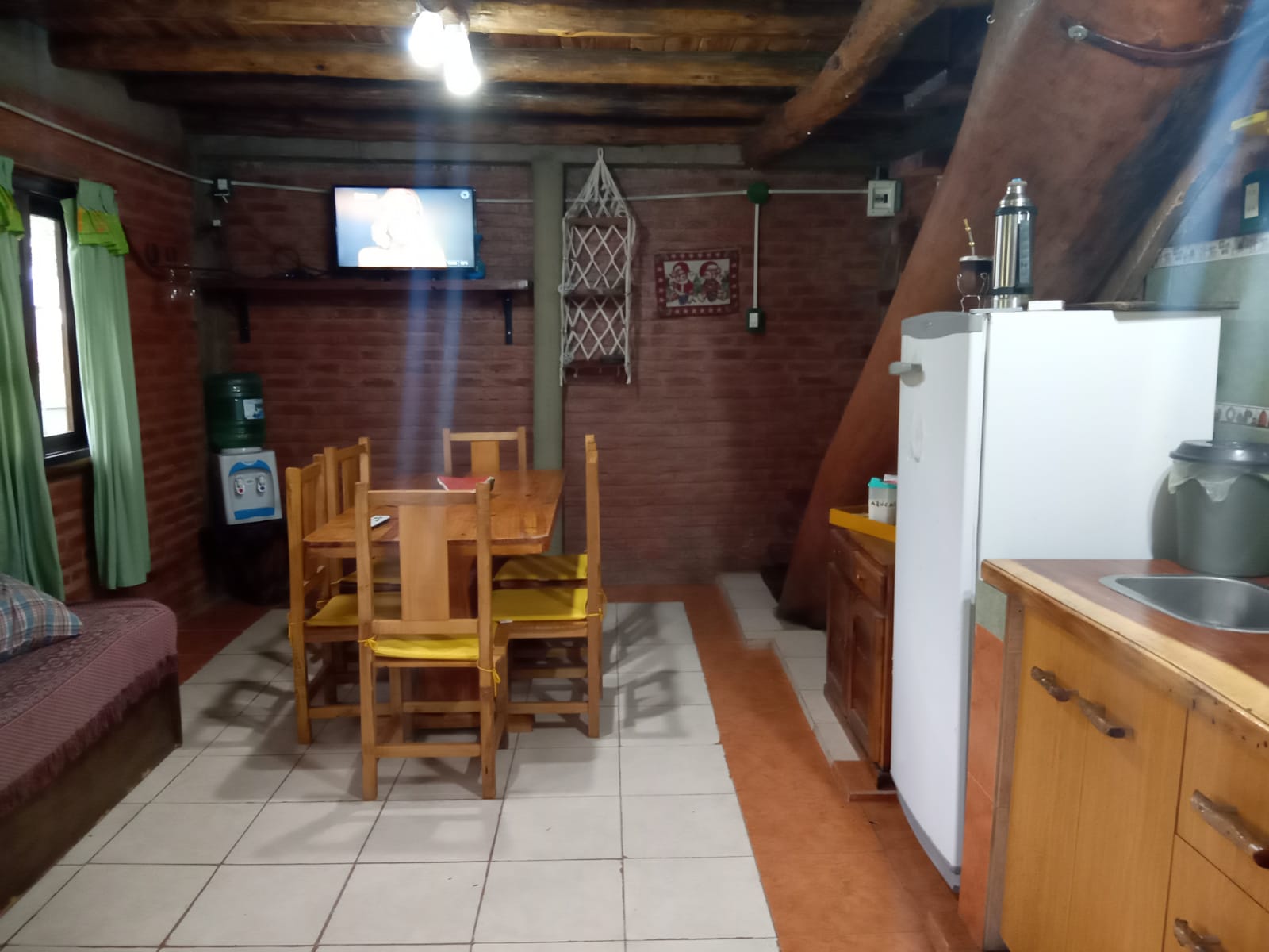 Casa equipada con 2AA – termotanque – heladera -cocina y ropa de cama .2 dormitorios ( matrimonial y otro c/3 camas)