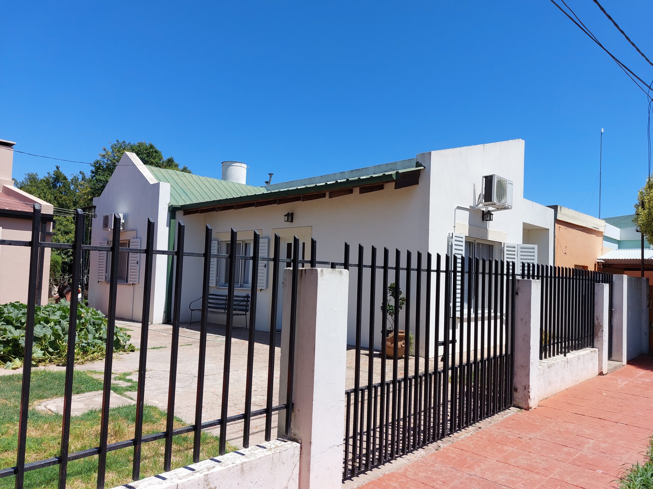 Casa con todas las comodidades, servicios y equipamiento. El valor publicado es para 2 personas por día.