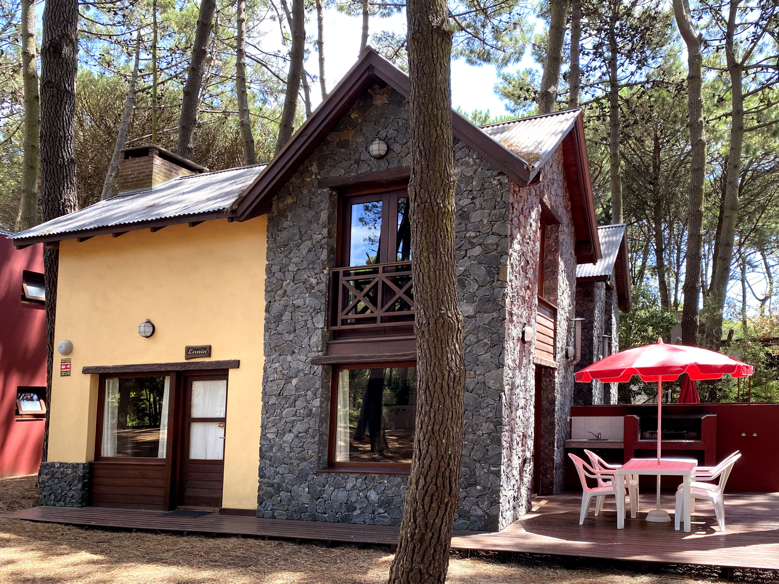 Cabaña vista al bosque en centro Mar de las Pampas