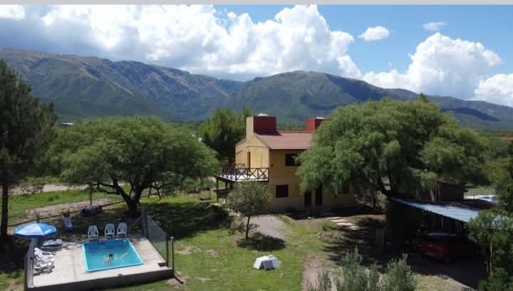 Cabañas equipadas sobre Ruta 1 con vista a las sierras