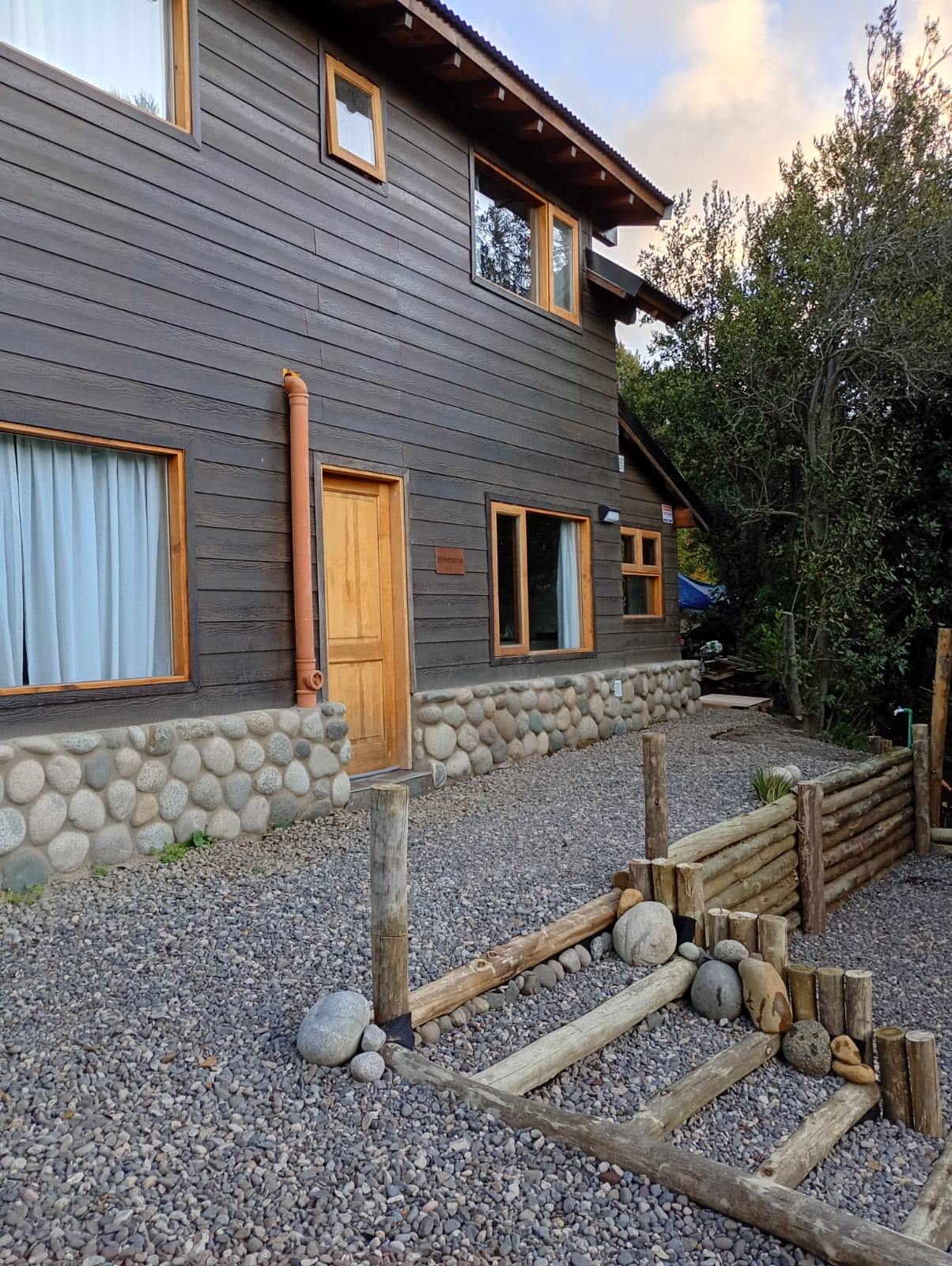 Casa de dos plantas tipo  cabaña, en medio del bosque, sobre la ladera de la montaña, en barrio Handel