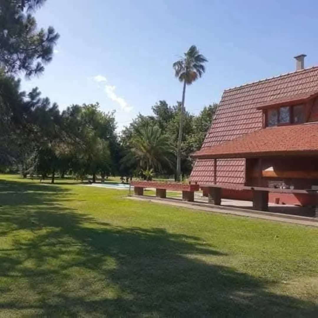 Quinta La Alpina es una hermosa casa quinta ubicada en un entorno natural y tranquilo de Baradero, ideal para descansar