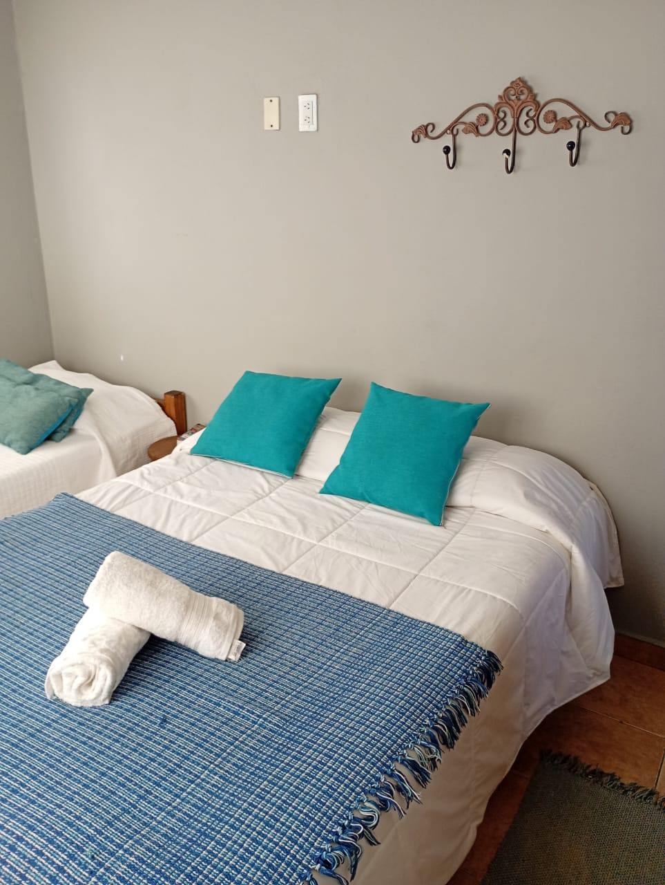 Confortable y calidas cabañas con vista al lago y las montañas!! El predio cuenta con parrilla y Horno de barro!!!