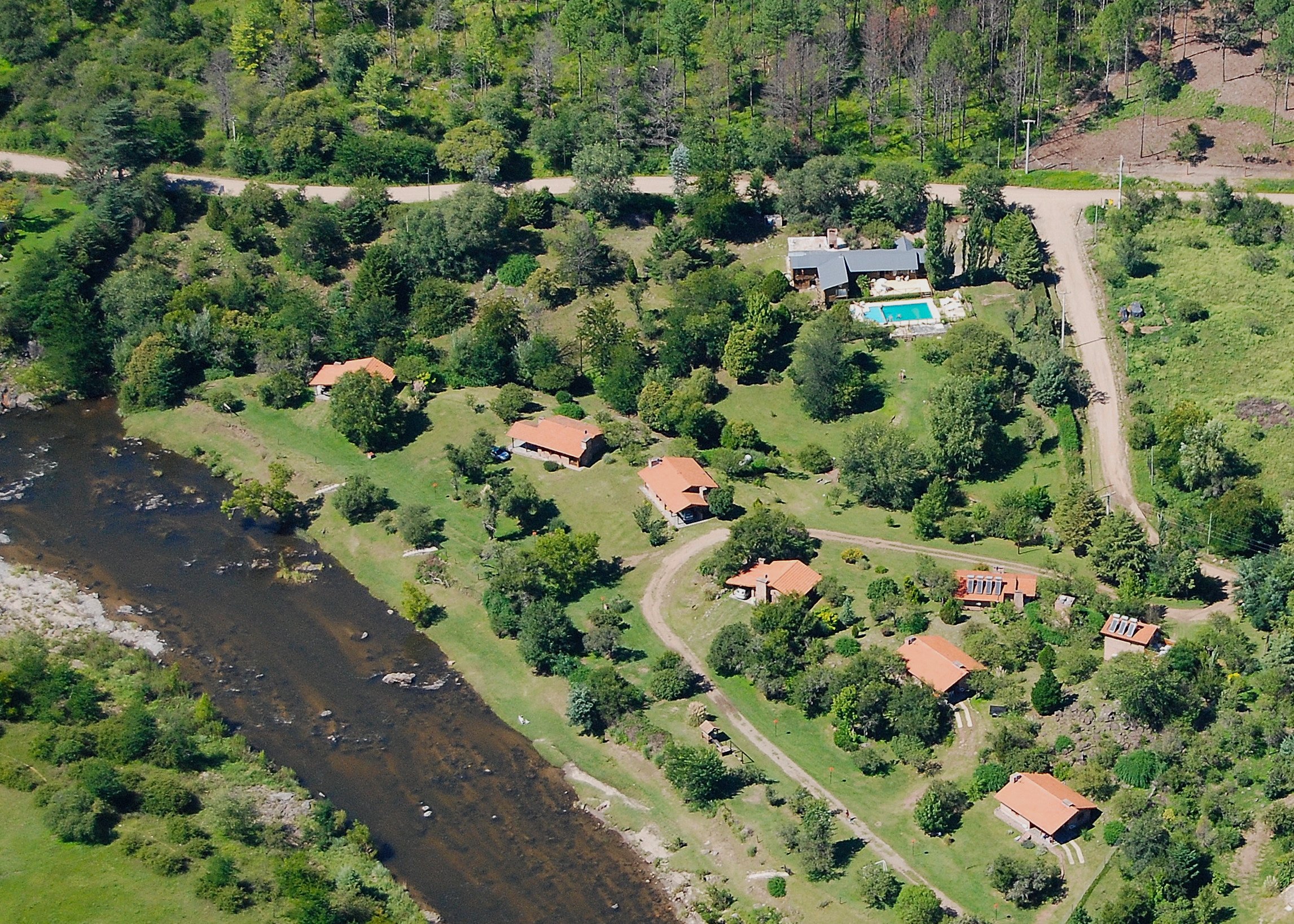 Cabaña ubicada frente al rio, totalmente equipada con dos habitaciones, cochera cubierta y parrilla