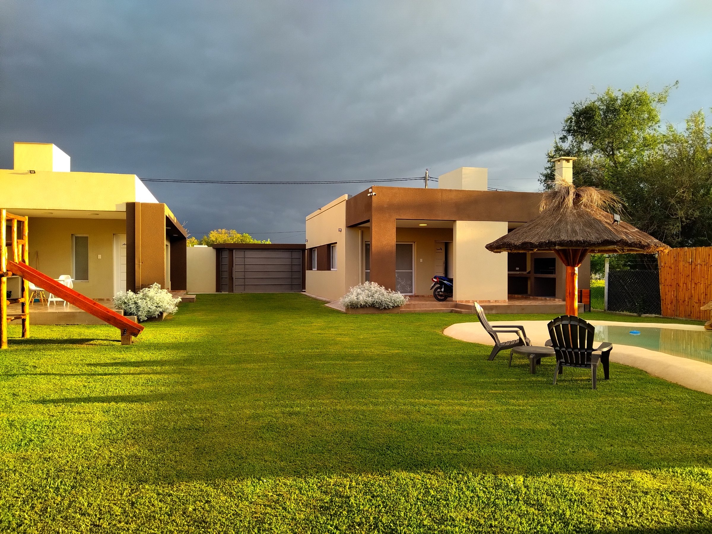 Complejo exclusivo de 4 cabañas ubicado a 5 minutos del aeropuerto Internacional Martin M. de Guemes en Salta Capital