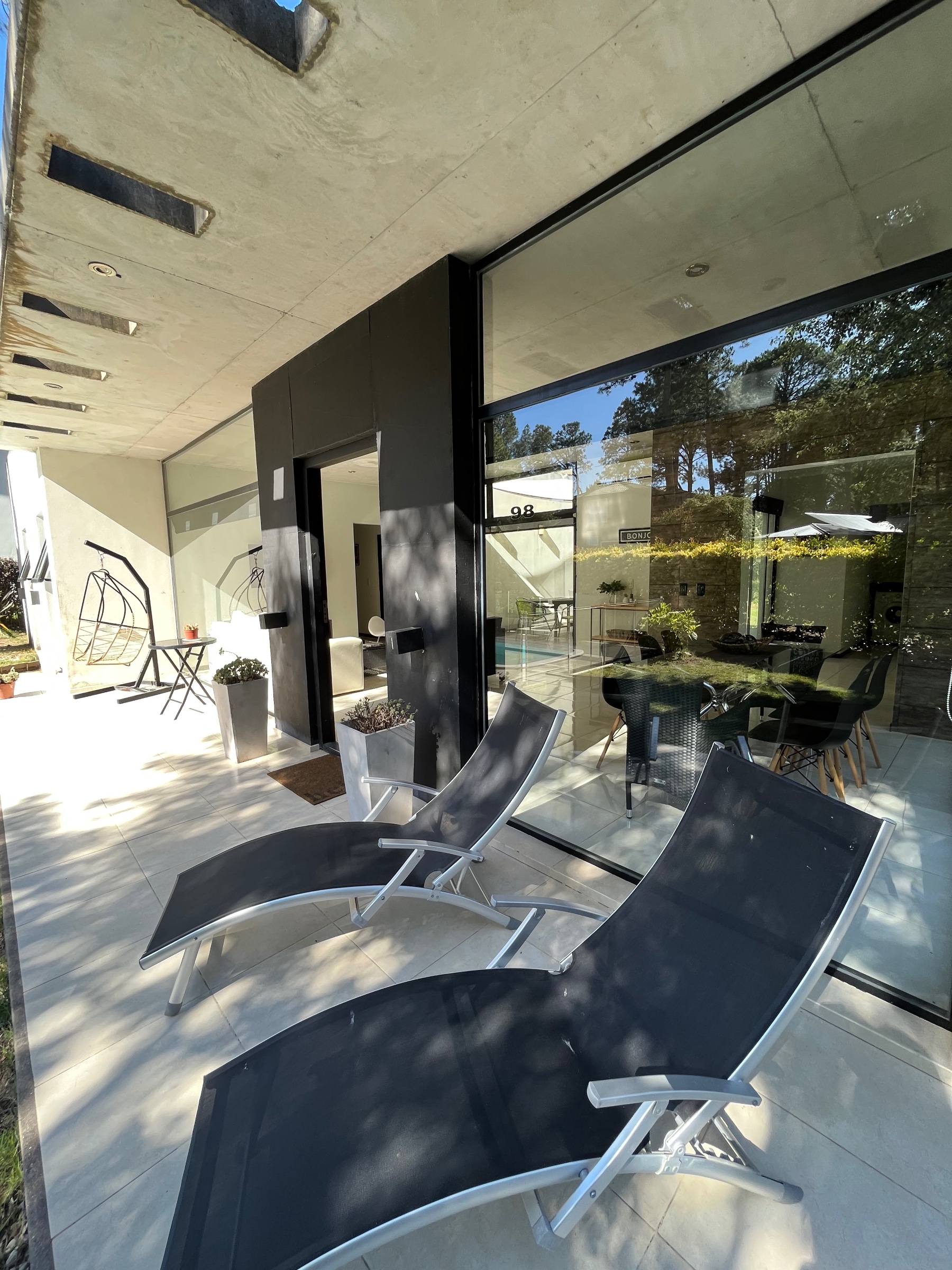 Carilo casa moderna muy luminosa con pileta