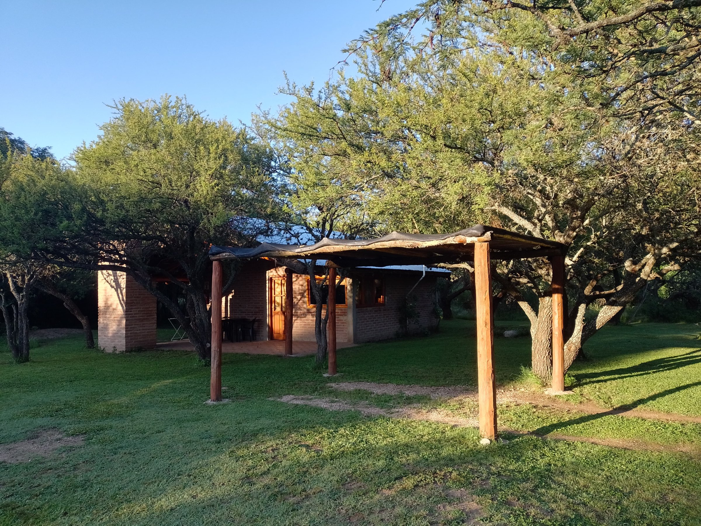 Cabaña con gran parque acceso al Río Panaholma y con pileta, compartido con otras cabañas.