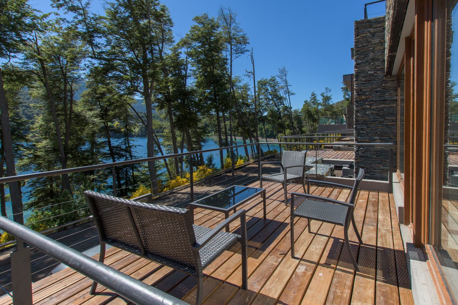 Dpto de nivel con Vista al lago y pileta climatizada