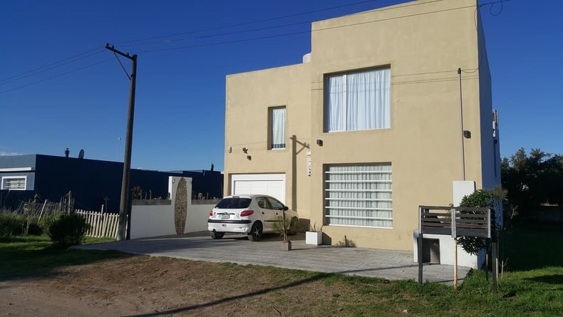 Casa con pequeño patio con parrilla a 200 metros del mar