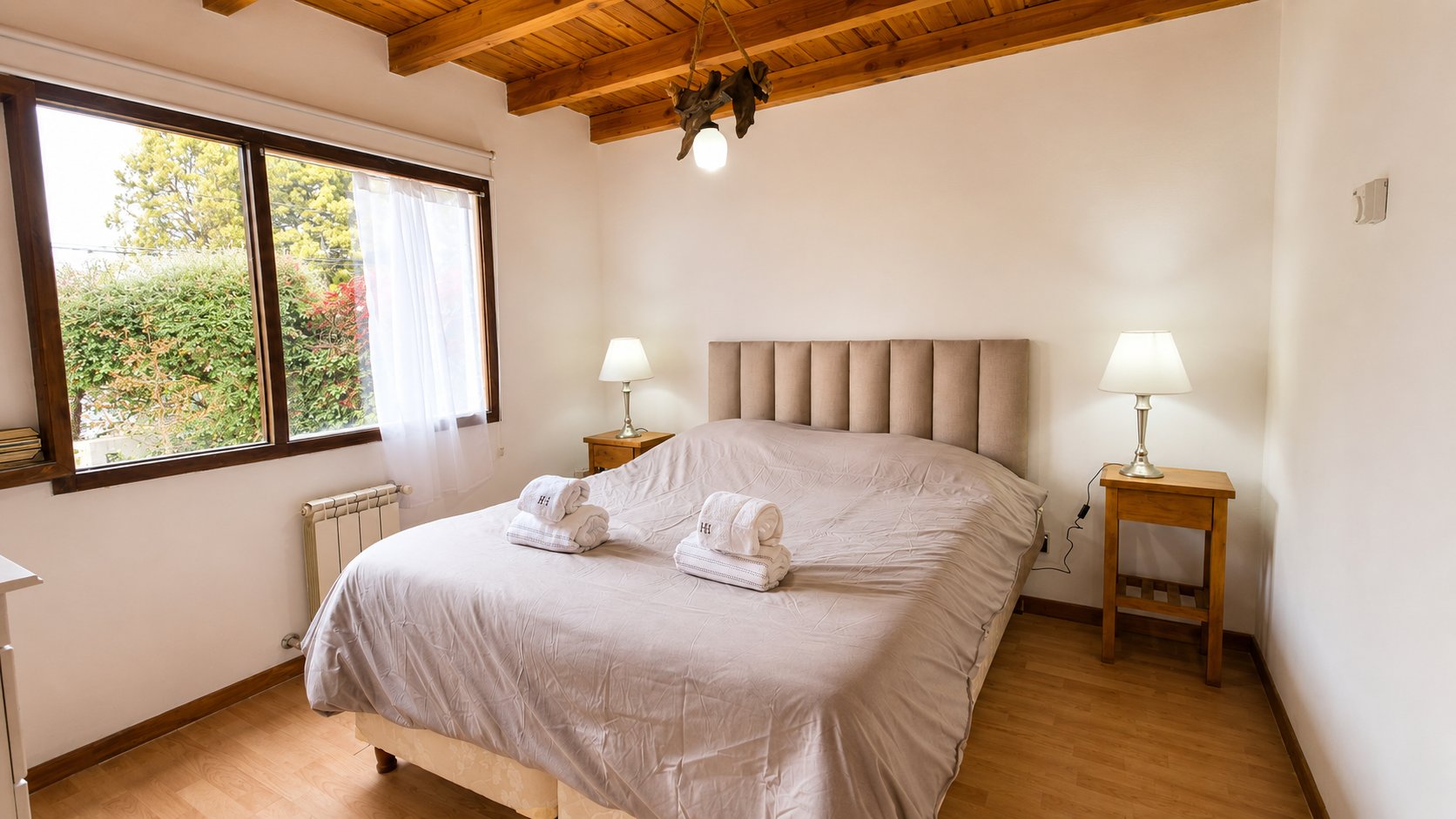 Bungalow para 4 personas a 8 cuadras del centro con estacionamiento y vista parcial al lago