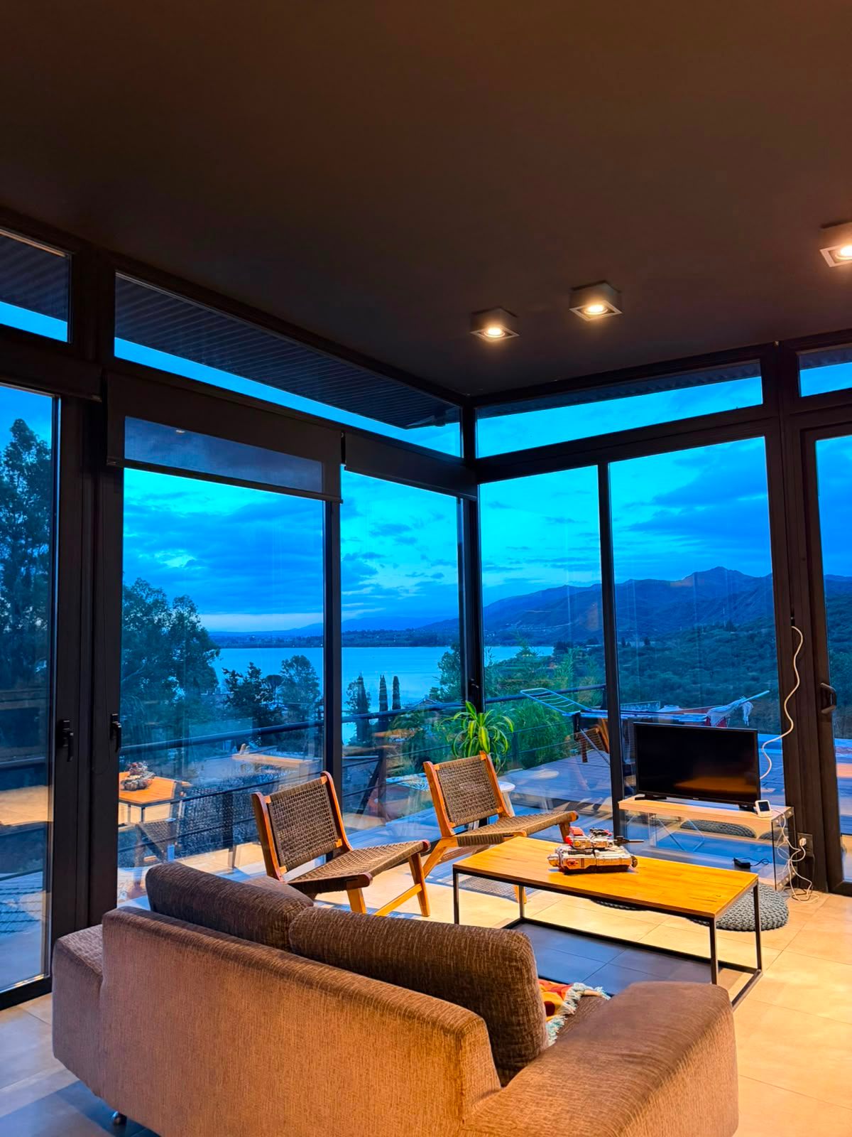 Lodge con vista al lago y las sierras.