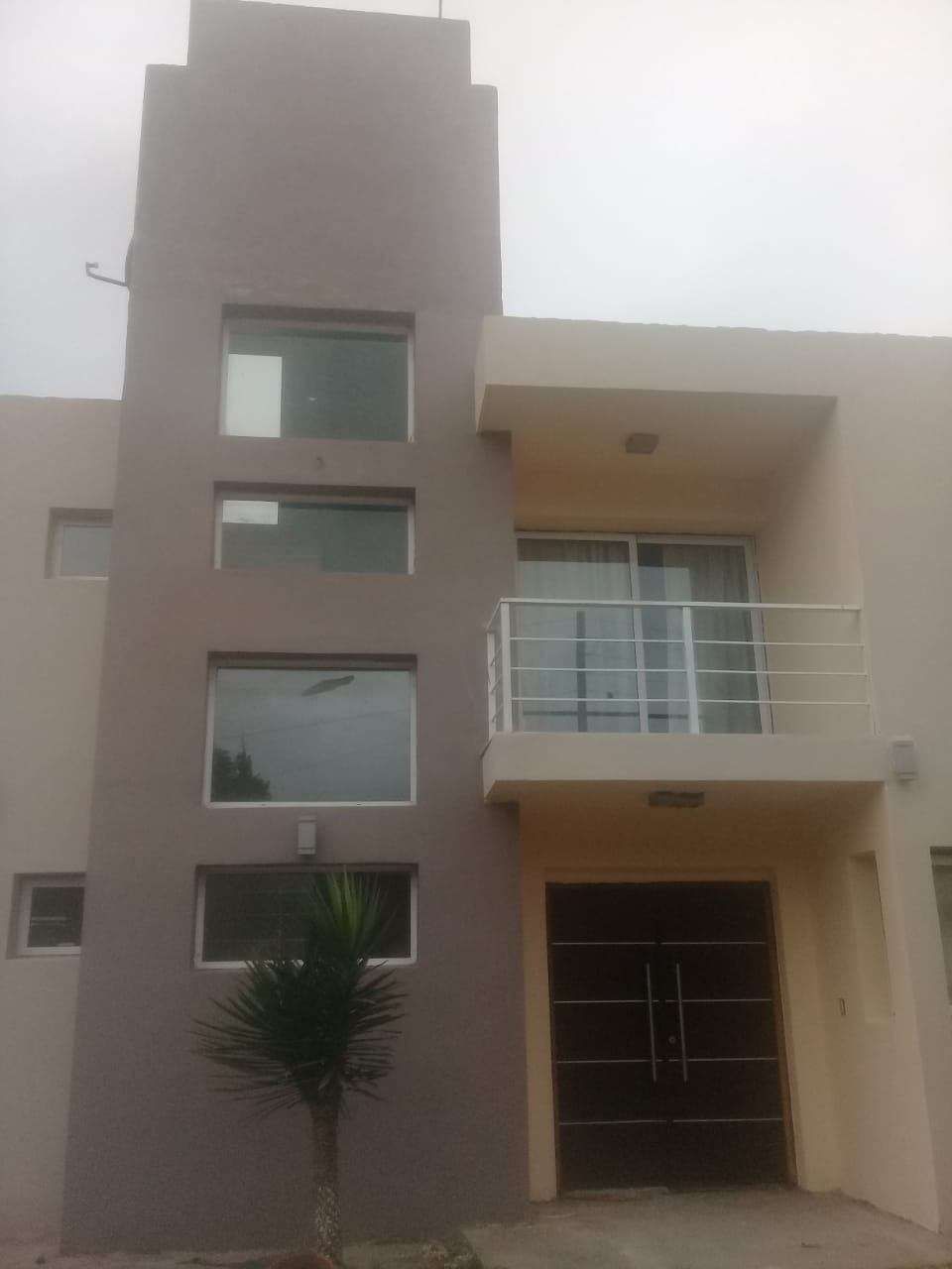 Amplia casa en barrio privado