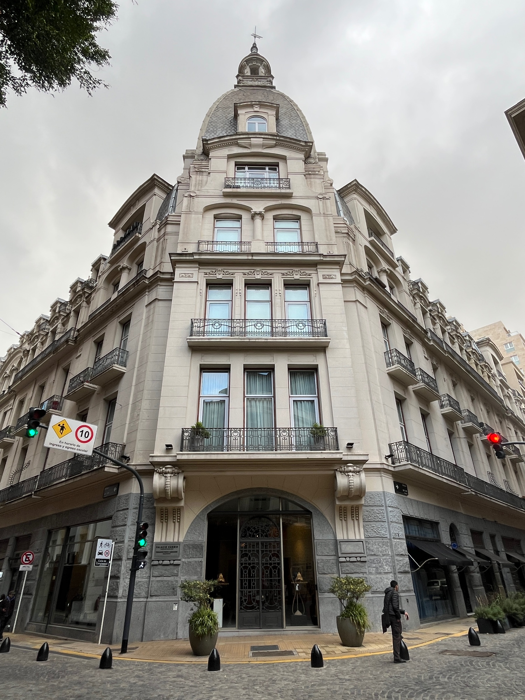 Palacio Raggio con pileta, gimnasio y recepción 24hs