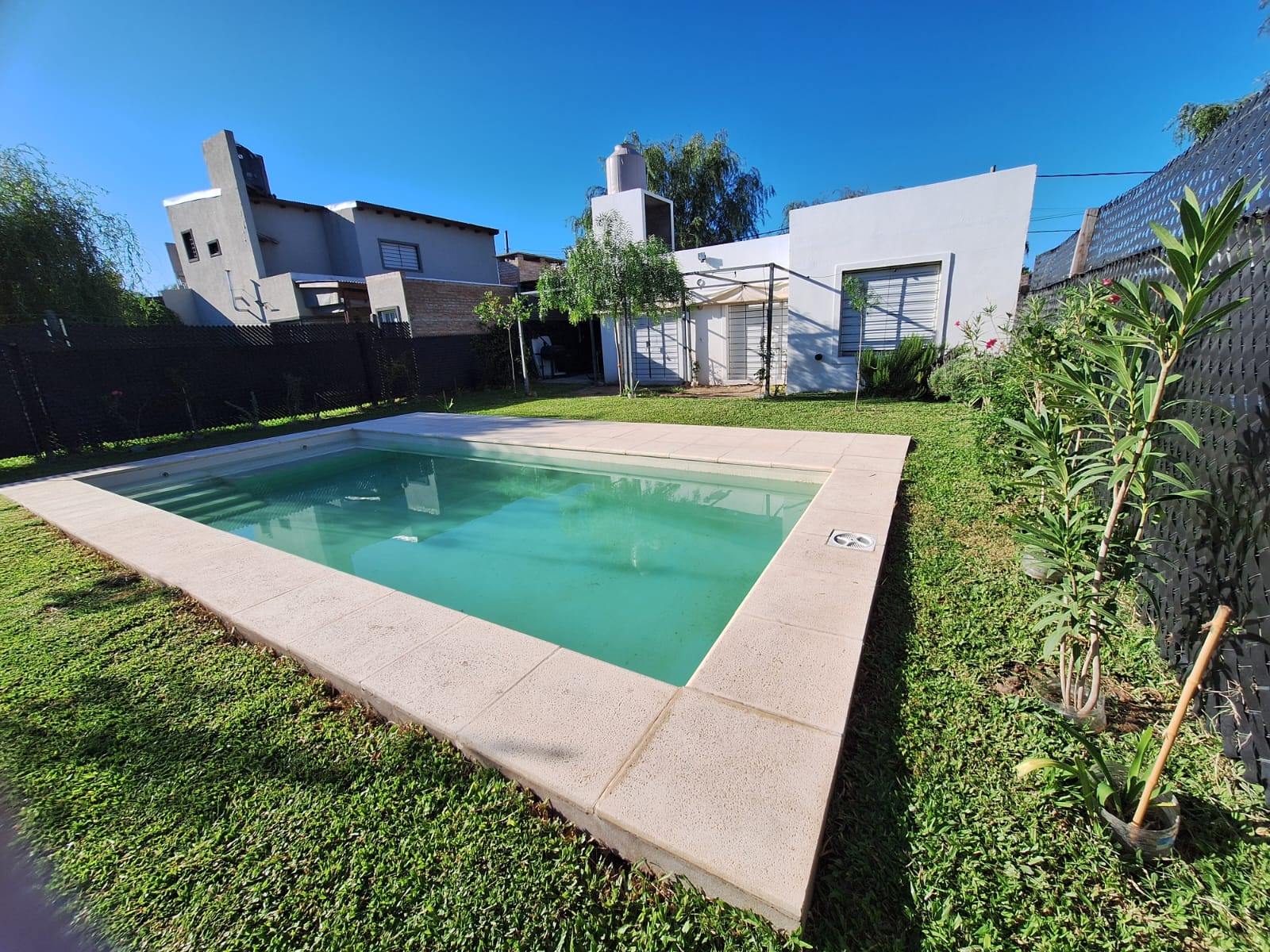 Casa con pileta y parque arbolado en Roldán