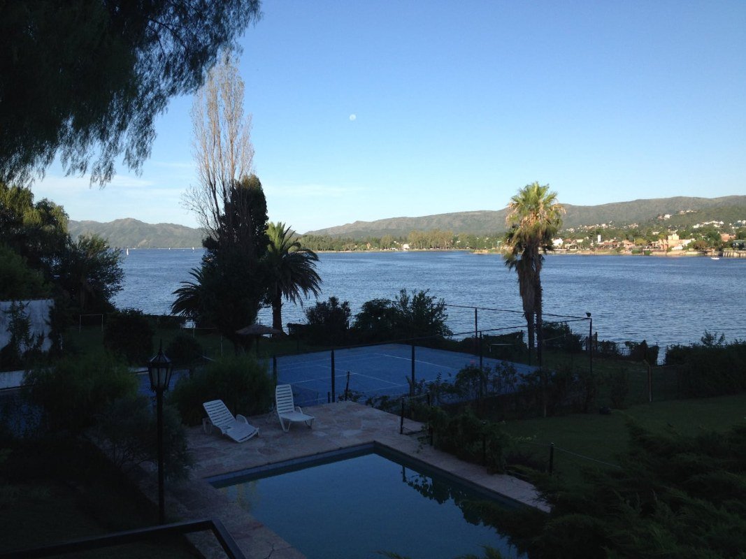 Casa frente al lago con pileta para 14 – Villa Carlos Paz – By Lofty