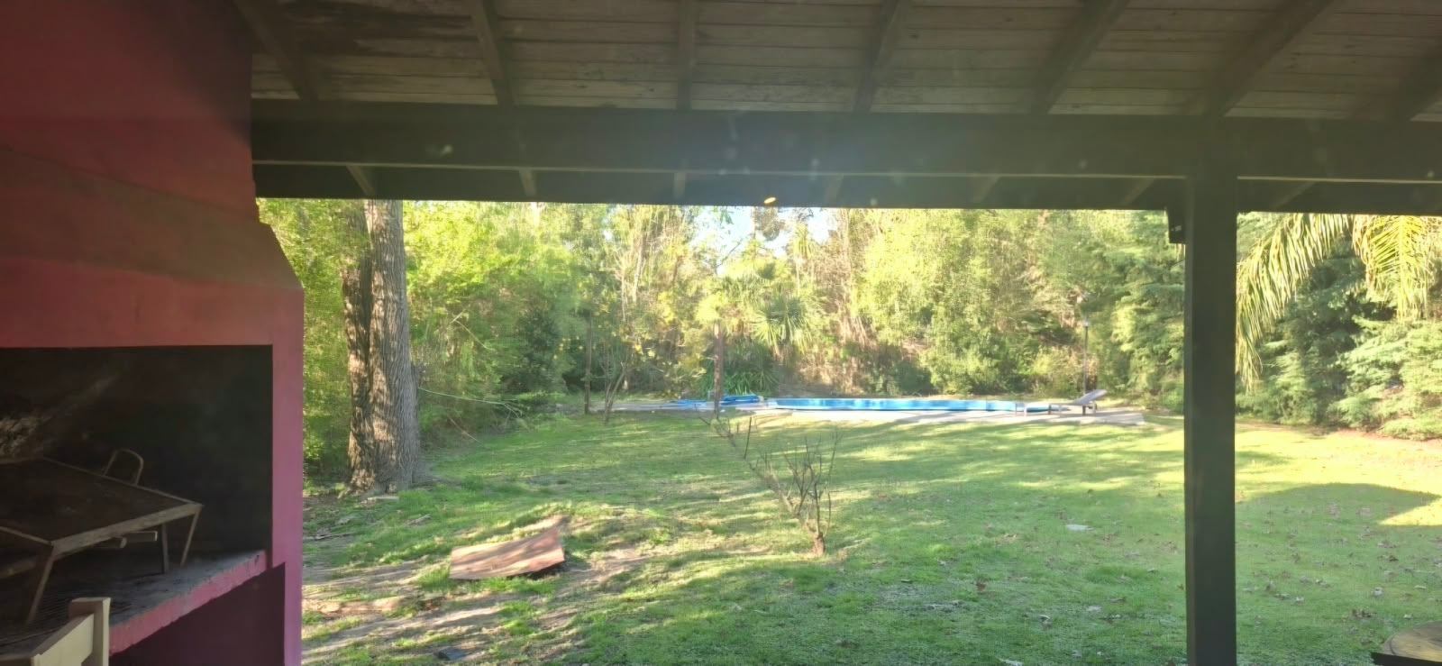 Casa con amplio parque y pileta